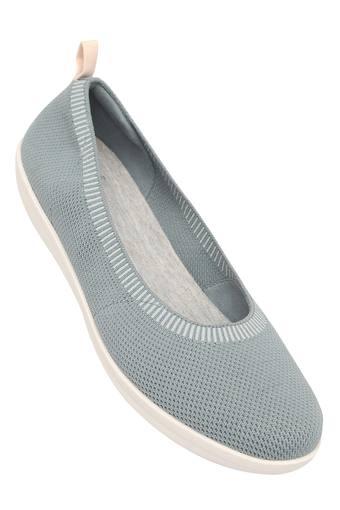 clarks women's slip on sneakers