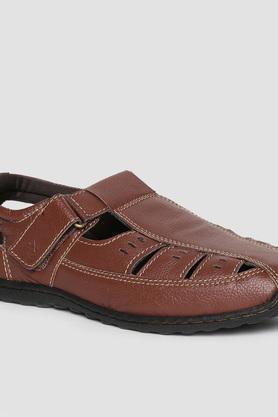 Arrow leather online chappals