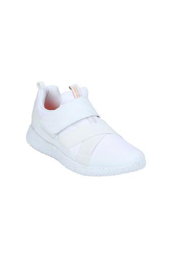 red tape white walking shoes