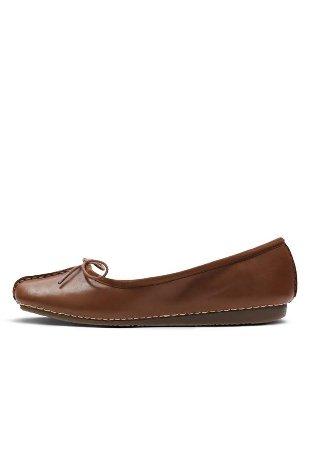 Clarks cheap tan flats