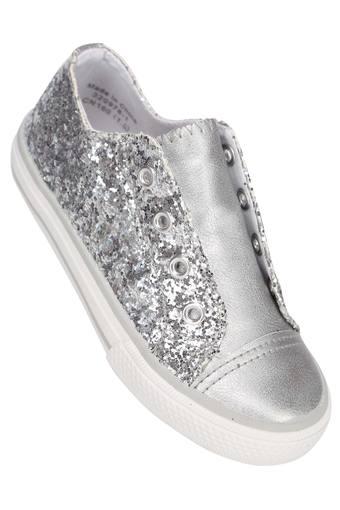 girls wear shoes