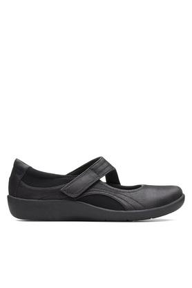 Clarks ladies 2025 velcro shoes