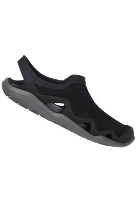 Crocs best sale shoppers stop