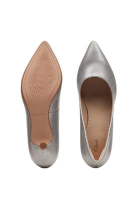 Clarks shop grey pumps