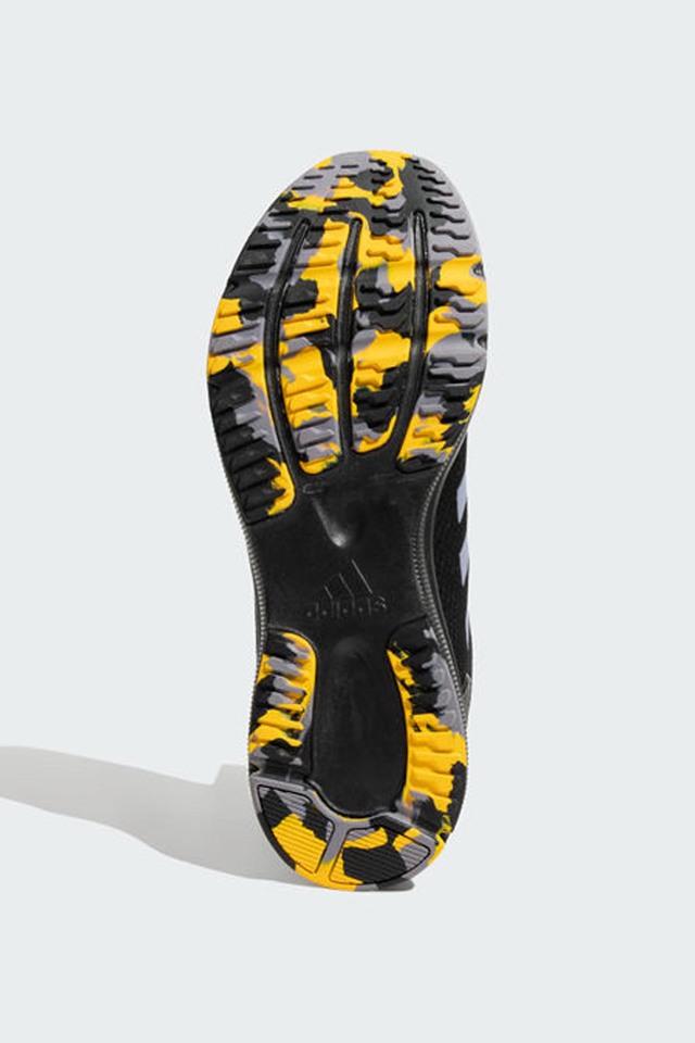 Black and yellow adidas track outlet shoes