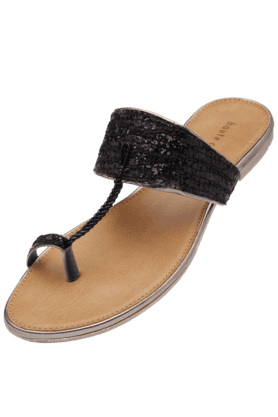 Black chappal best sale for ladies