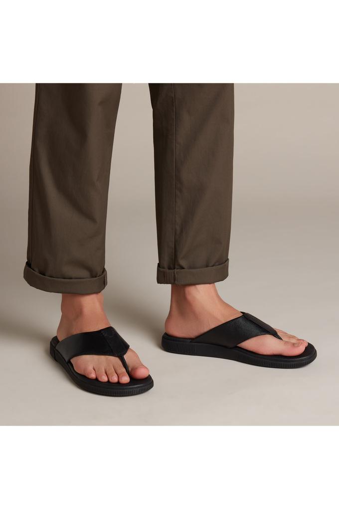 Clarks black outlet leather flip flops