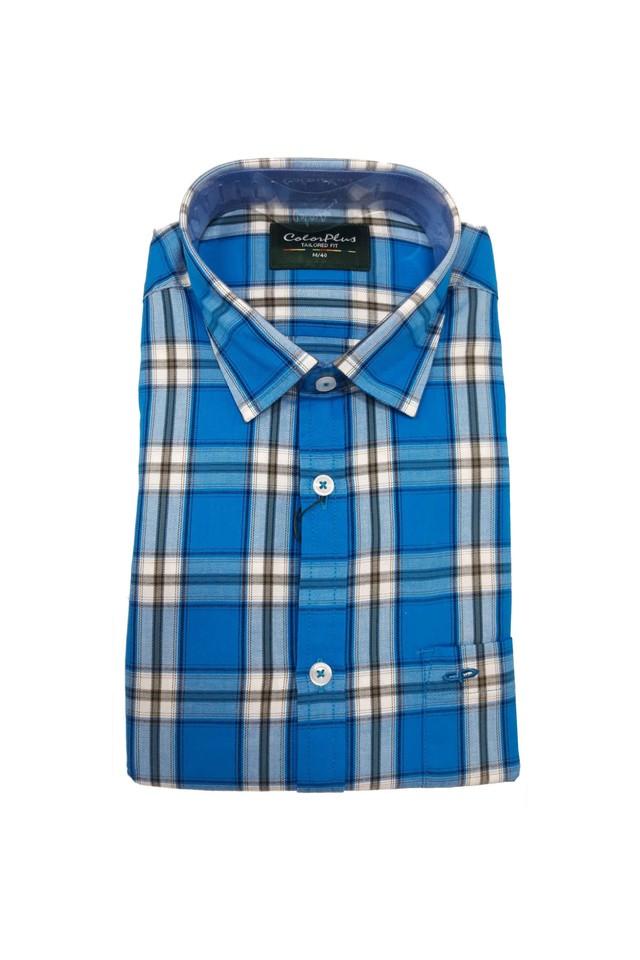 How should a men's casual shirt fit?